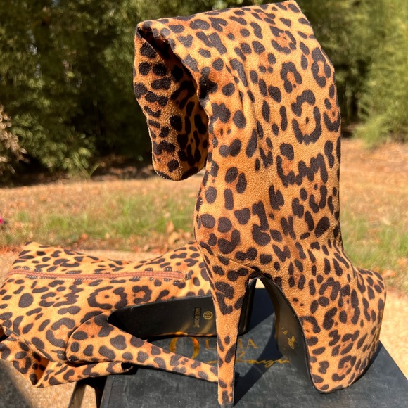 Leopard Print Platform Boots - Picture 1 of 11